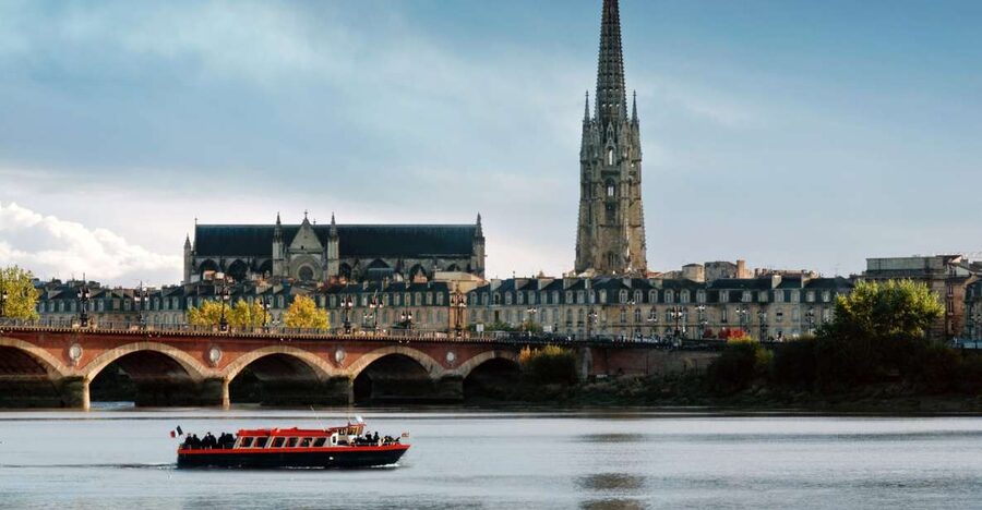 Bordeaux: River Cruise with Commentary, Wine and Canelé - Along the UNESCO-listed façades