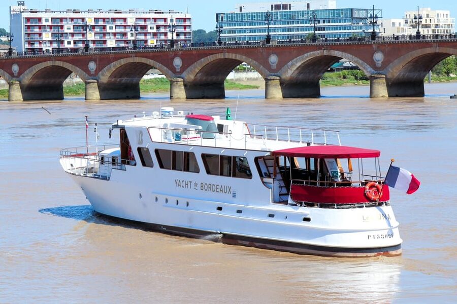 Bordeaux: River Garonne Cruise with Glass of Wine and Canelé - Guides, Language, and the Quality of the Commentary
