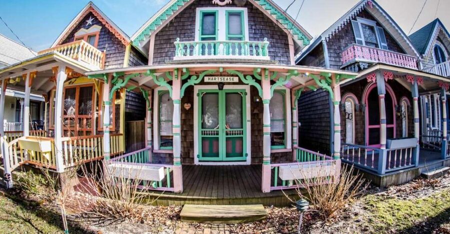 Boston: Martha's Vineyard Day Trip with Optional Island Tour - Oak Bluffs and its famous gingerbread cottages