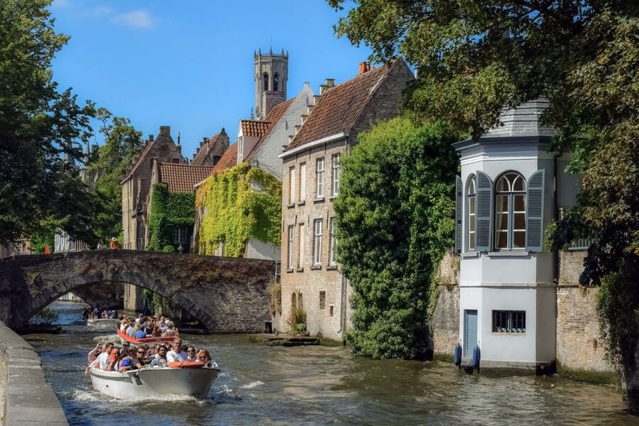 Bruges: Guided Tour & Boat Ride with Optional Beer Tasting - Starting near Bruges Station and the Lake of Love