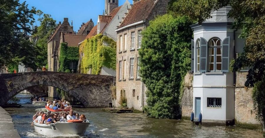 Bruges: Guided Tour & Boat Ride with Optional Beer Tasting - The 30-minute canal ride
