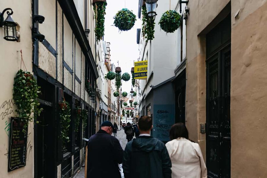 Brussels: Beer Tour with 6 Beers and 3 Chocolate Tastings - Backstreet taverns, regular cafés, and old Brussels character