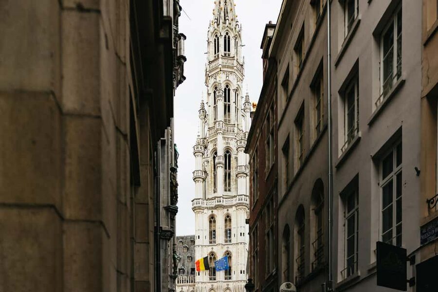 Brussels: Beer Tour with 6 Beers and 3 Chocolate Tastings - The guides make the difference