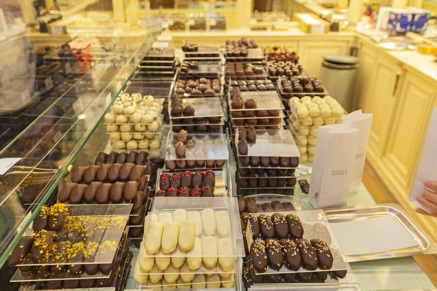 Brussels Food Tour: Main Dish, Beer, Waffle & Chocolate - Rue de l’Etuve and the waffle question