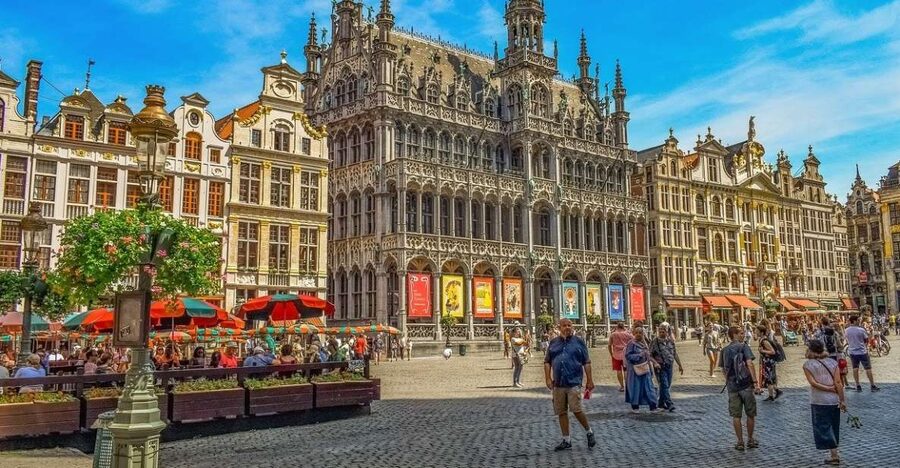 Brussels: Guided Walking Tour with Optional Beer Tasting - Manneken Pis and the city’s sense of humor