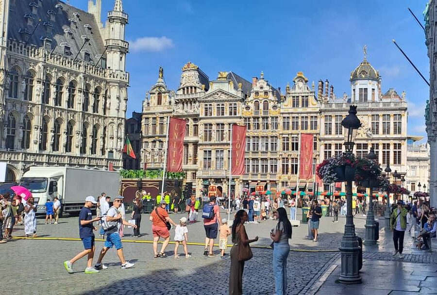 Brussels: Walking Food Tour with Chocolate, Beer, & Waffles - Old lanes, the Bourse, and Manneken Pis