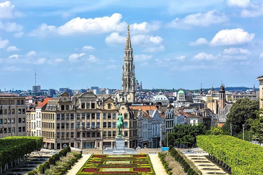 Brussels: Walking Food Tour with Chocolate, Beer, & Waffles - A serious Belgian lunch near the old fish market