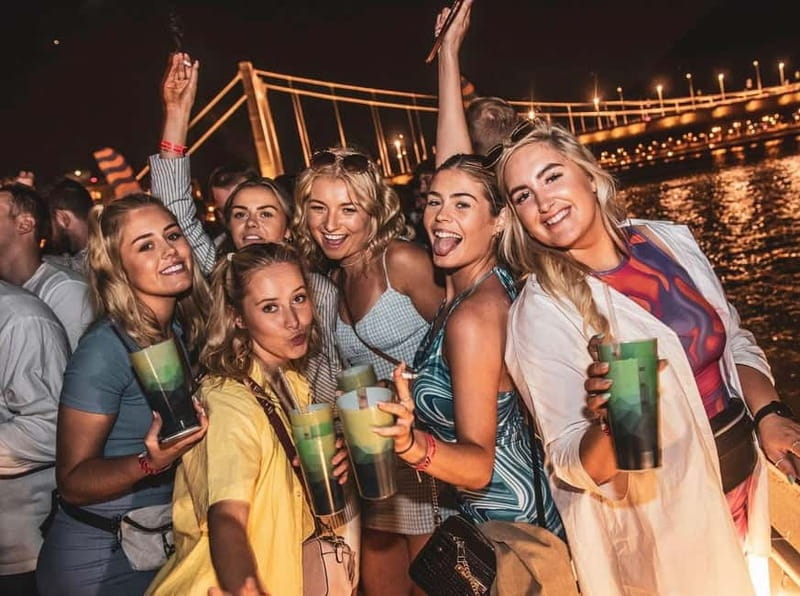 Budapest: Cruise Unlimited Aperol and Prosecco - How crowded and social is the boat?