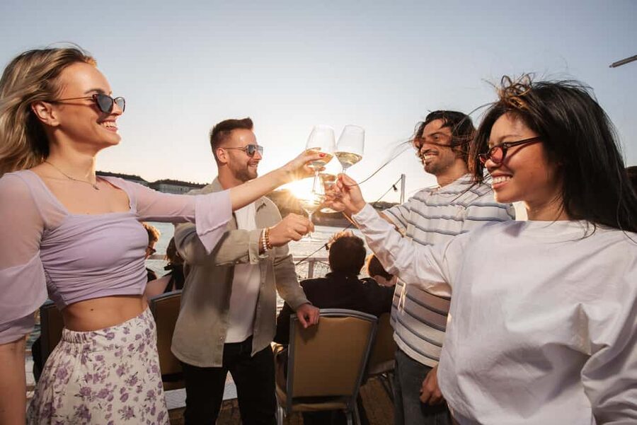 Budapest: Lotus Cruise with Unlimited Aperol and Prosecco - What the 75-minute route gives you
