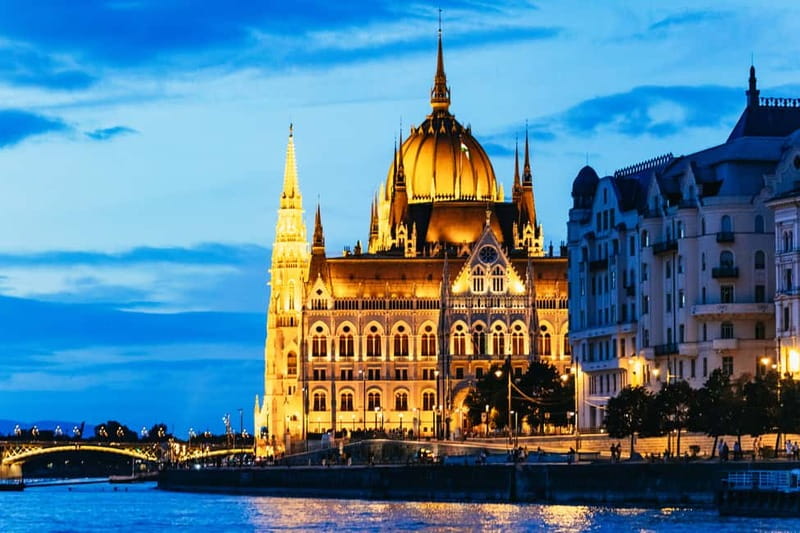 Budapest: Prosecco Dinner Cruise with Live Music - Boarding beside Elizabeth Bridge
