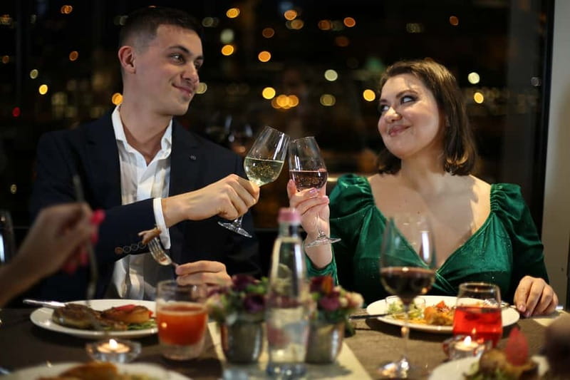 Budapest: Prosecco Dinner Cruise with Live Music - Four courses, one welcome Prosecco