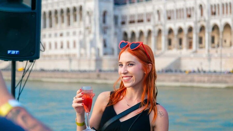 Budapest: Sightseeing River Cruise with Unlimited Cocktails - Weather, Clothing, and Comfort