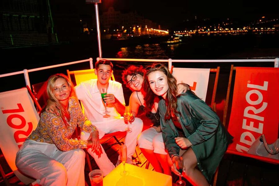 Budapest: Sightseeing River Cruise with Unlimited Cocktails - Finding Akadémia Dock 2 Before Departure