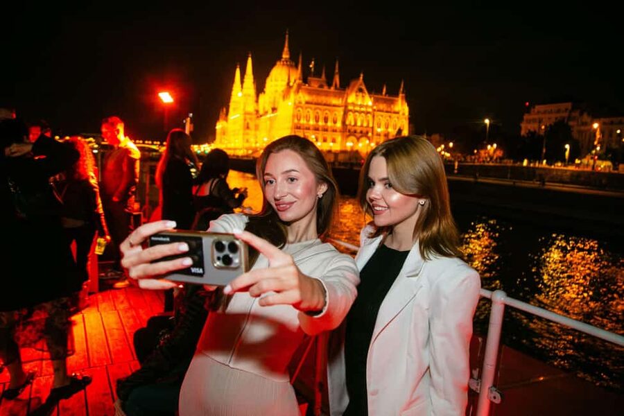 Budapest: Sightseeing River Cruise with Unlimited Cocktails - From Parliament to Margaret Island