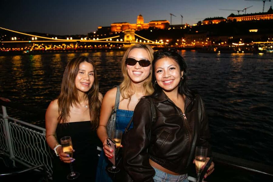 Budapest: Sightseeing River Cruise with Unlimited Cocktails - Drinks, Seating, and the Onboard Mood