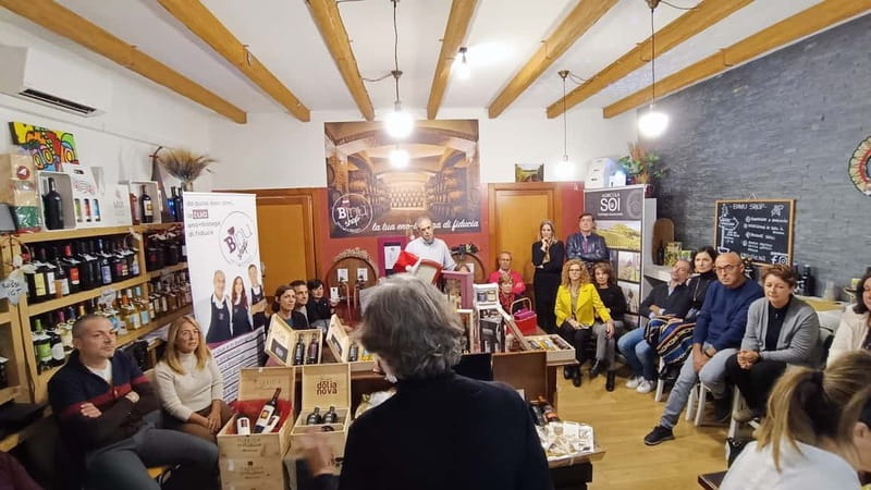 Cagliari: Food and Wine Tasting Experience - The guides make the small group matter