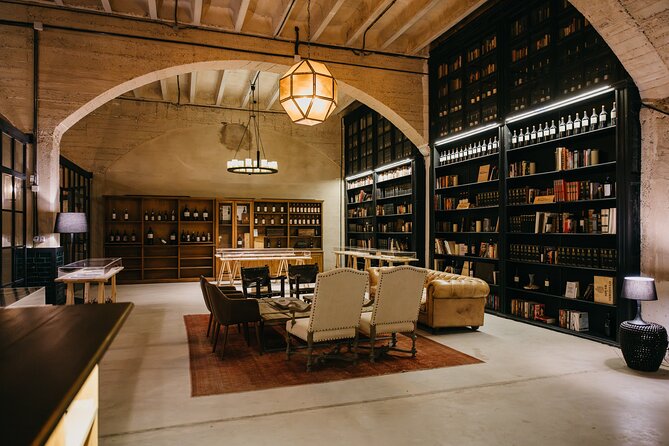 Complete winery experience: visit, tasting and traditional food - Lázaro Rosa-Violán’s rooms give the cellar a different character