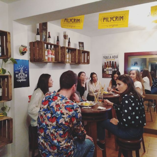 Córdoba: Local Wine Tasting Evening - Four wines, four small food pairings