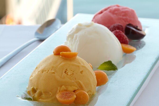 Cruise and Dine Dinner / Cape Town: Sunset Champagne Cruise and 3-Course Dinner - A lively boat, not a private sunset