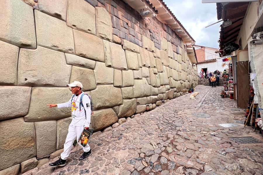 Cusco: Historic Walking Tour with Pisco Sour and Music Show - Starting beside the Inca Fountain in the Plaza de Armas