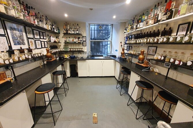 Distill a bottle of Gin on mini copper stills - Key points to know before booking