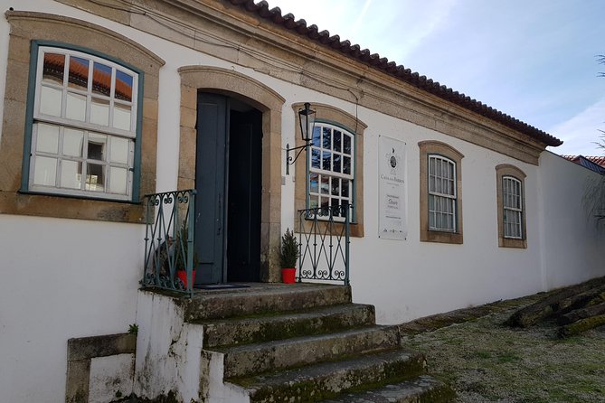 Douro Valley Wine Tour: 3 Vineyard Visits, Wine Tastings, Lunch - Folgosa and the historic estate