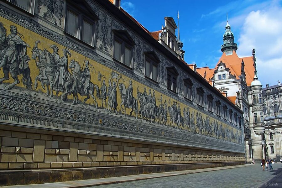 Dresden: Guided Beer Tour of the Historic Old City - Meeting Mathilda, the guide character