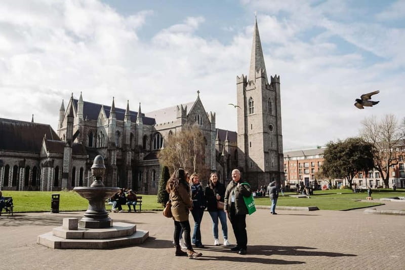 Dublin: Trinity College, Castle, Guinness and Whiskey Tour - Trinity College and the Book of Kells before the crowds