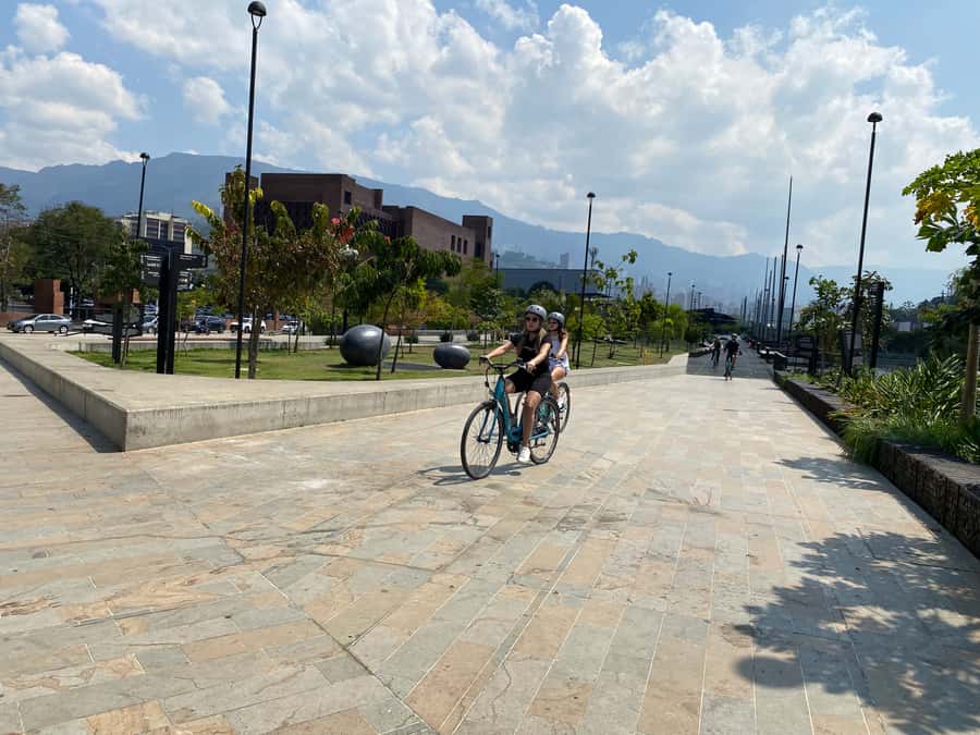 E-Bike City Tour Medellin with Local beer and Snacks - What the guide adds to the ride
