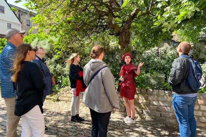 Edinburgh Historical Gems Tour with Whisky & Local Flavours - The final stop at Holyroodhouse