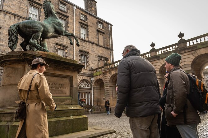 Edinburgh Historical Gems Tour with Whisky & Local Flavours - Group size, meeting point and guide style