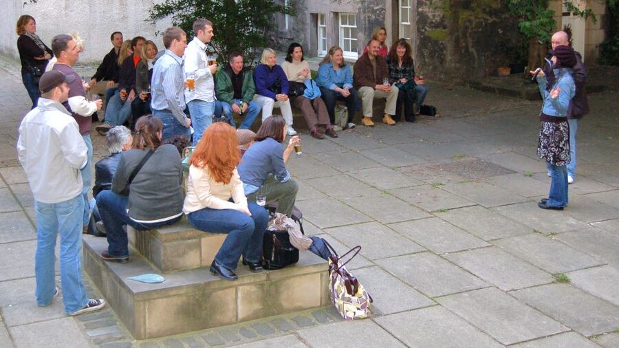 Edinburgh Literary Pub Tour with "Real-Actors" - Who will enjoy this Edinburgh experience?