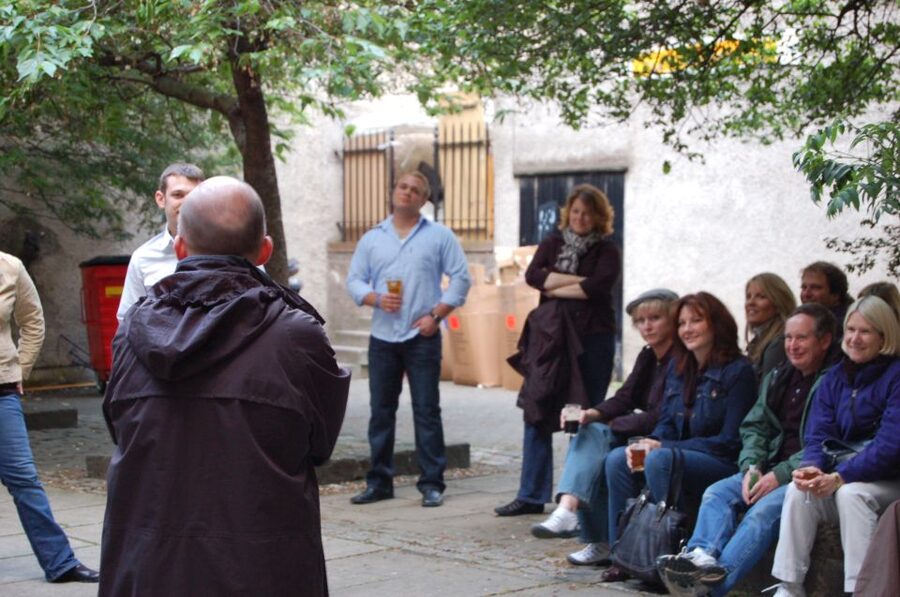 Edinburgh Literary Pub Tour with "Real-Actors" - Starting outside the Beehive Inn in Grassmarket