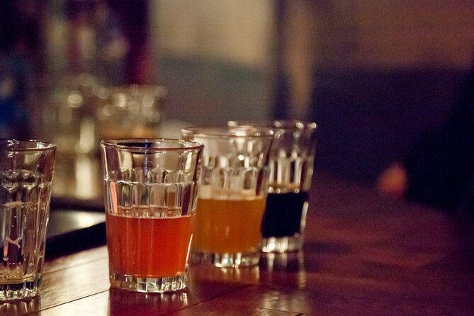 Edinburgh: Pubs & History Walking Tour with Beer Tasting - The guides shape the experience