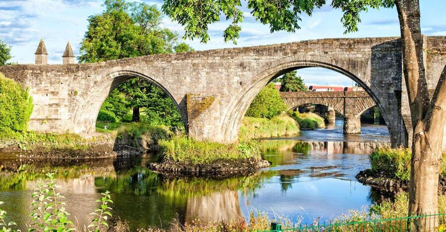 Edinburgh: Stirling, Whisky and St Andrews Tour in Spanish - Stirling Castle and the royal story