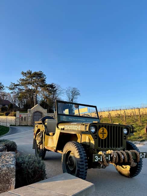 Epernay: Jeep tour of the vineyards with tasting and visits - Leaving the town for the working vines