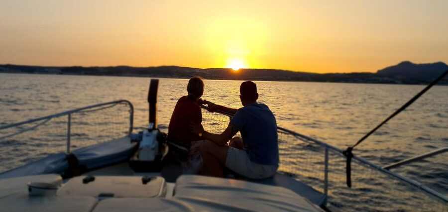 Estepona: Sunset boat trip & Cava & Tapa - Who will enjoy this boat trip most?