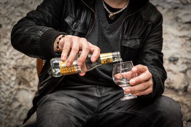 Evolution of Gin and Underground Gin Tasting in Edinburgh | 1hr - Sara, Dan, and the value of a good storyteller