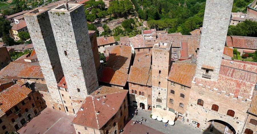 Florence: Chianti Villages, San Gimignano and Winery Tour - Lunch at a family-run farm or wine estate