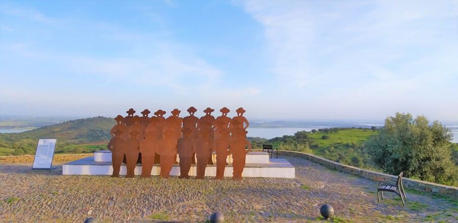 From Lisbon: Évora and Monsaraz Day Tour with Wine Tasting - Regional wines with a wide view