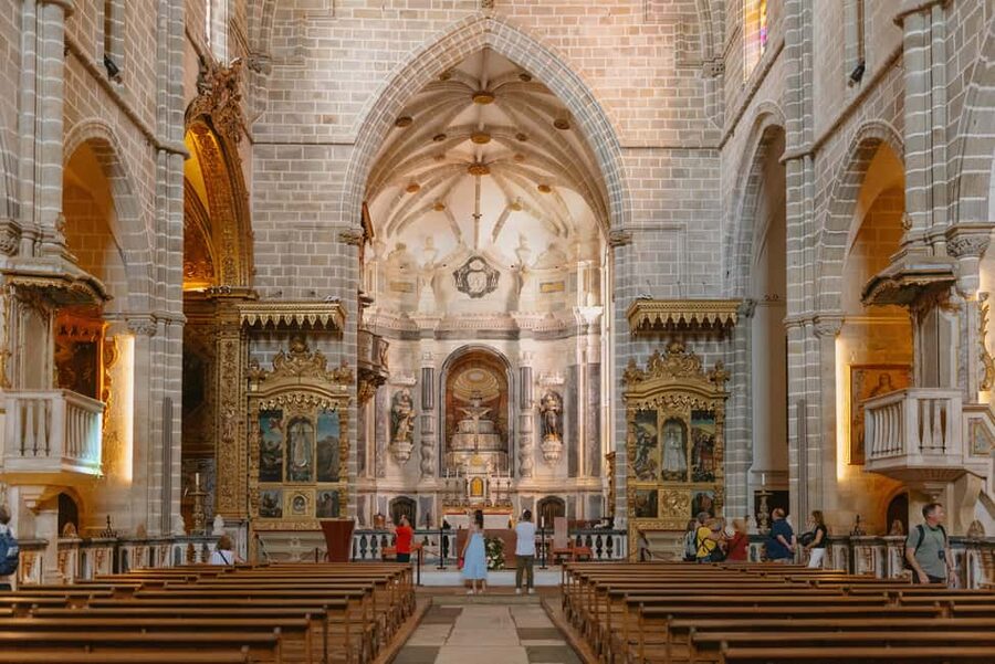 From Lisbon: Évora and Monsaraz Day Tour with Wine Tasting - Guides, languages, and group atmosphere