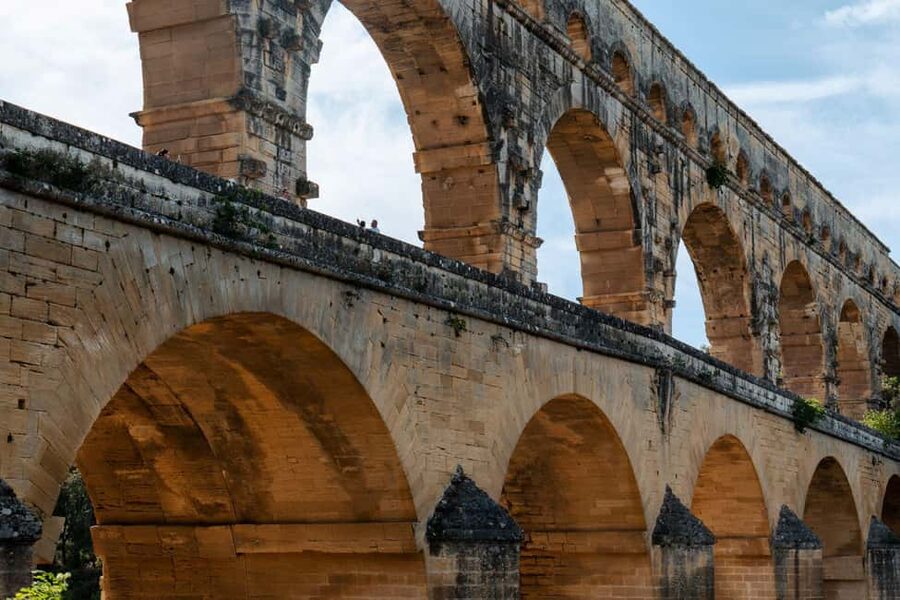 From Marseille: Provence Sightseeing Tour and Wine Tasting - Châteauneuf-du-Pape brings wine to the finish