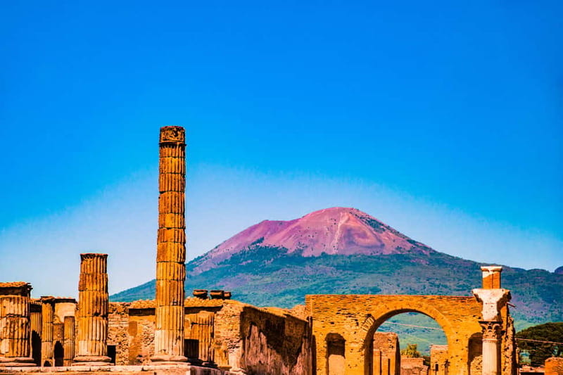 From Naples: Sorrento & Pompeii Tour with Limoncello Tasting - Finding the tour leader at Naples port