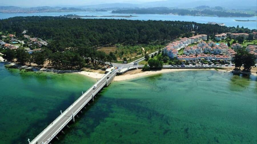 From Santiago: Rías Baixas Tour with boat trip and winery - Combarro, hórreos, and stone lanes