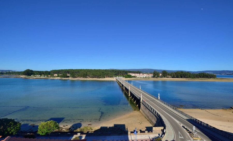 From Santiago: Tour to Rias Baixas with Boat Trip and Winery - Two hours in O Grove for lunch and local life