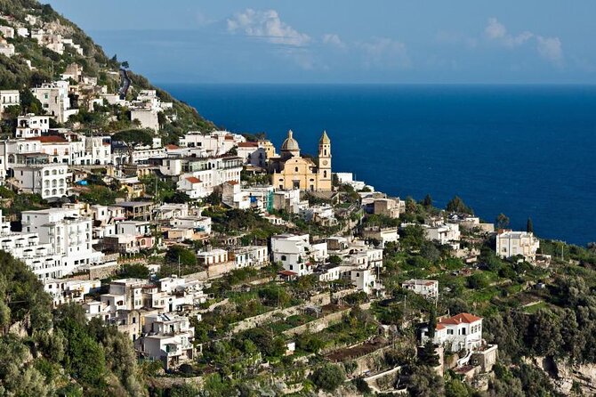 Genuine Home Cooking Class + Wine Tasting - A home kitchen near La Praia