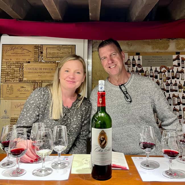 Guided Bordeaux Wine Tasting Class with 6 Wines and pairings - The guides and the tone of the session