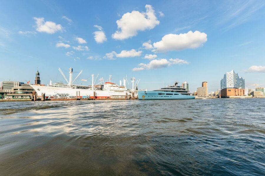 Hamburg: Harbor Cruise with Wine and Cheese - My call: book it for the mood, not for English history