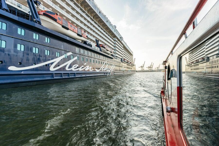 Hamburg: Harbor Cruise with Wine and Cheese - German commentary and what that means for you