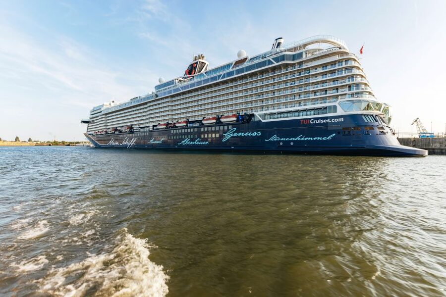 Hamburg: Harbor Cruise with Wine and Cheese - Who will enjoy this harbor cruise most